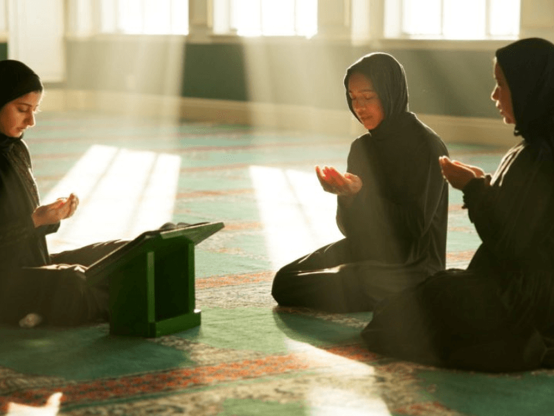 Female Quran teacher